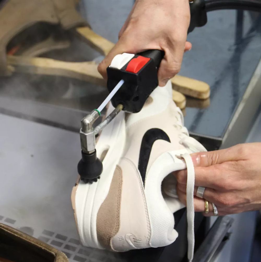 EOLO Macchina a Vapore AV07 CRA Lava Calzature Professionale Macchina Pulitore Tessuti Pulitrice Spazzola Sanificante Disinfettante Generatore di Vapore Aspiratore Asciugatura Kit Pulizia Potente Anticalcare Made in Italy Garanzia 5 Anni Efficienza A++